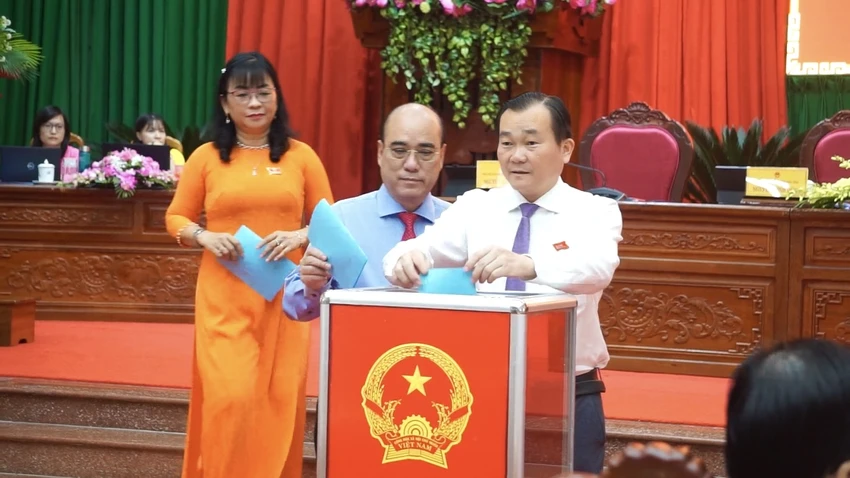 chu-tich-vinh-long-tra-tri-quang-1.jpg