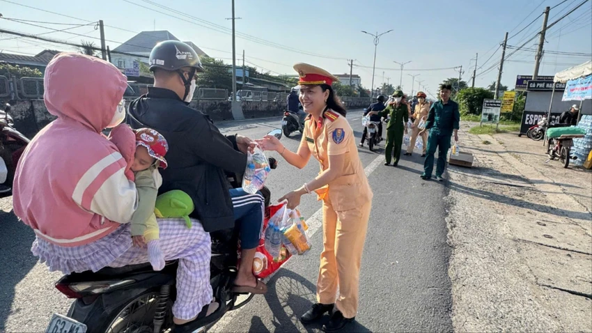 trạm dùng chân nghĩa tình,công an tỉnh đồng tháp