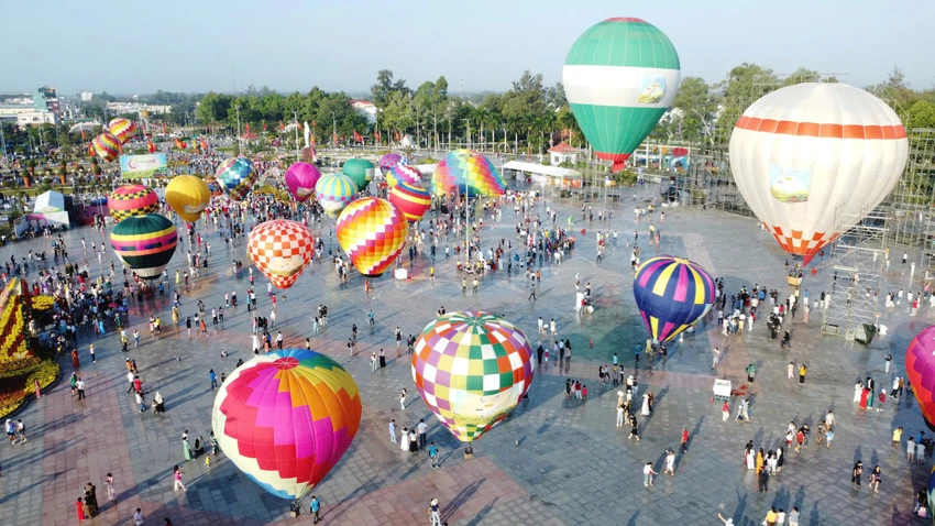 Lễ hội khinh khí cầu tại Quảng trường Sa Đéc, Đồng Tháp được xem là điểm nhấn thu hút hàng chục ngàn du khách khắp nơi đổ về