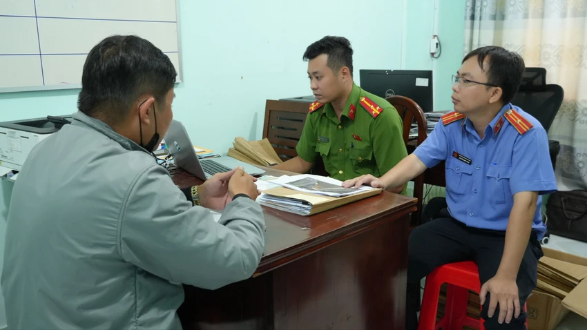 Tài xế xe tải Lương Văn Quốc cũng bị khởi tố về tội gây rối trật tự công cộng. Ảnh: CA