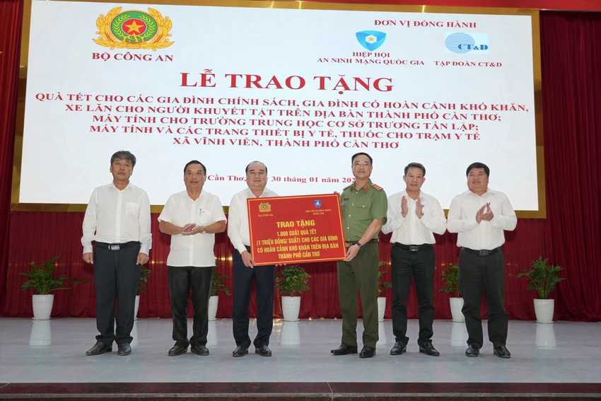 bo-cong-an-qua-tet-can-tho-1.jpg
