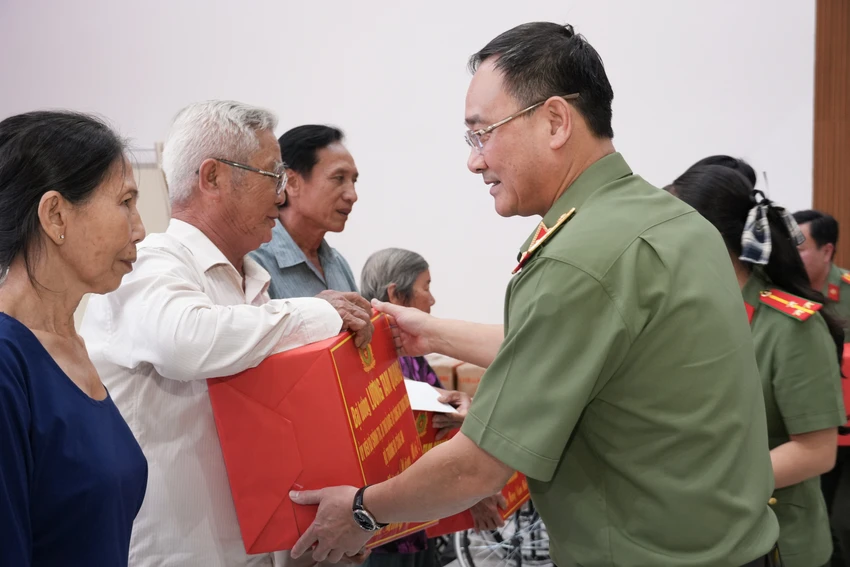 bộ công an,quà tết,cần thơ