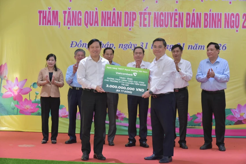 chu-tich-quoc-hoi-tran-thanh-man-tang-qua-dong-thap.jpg-3.jpg