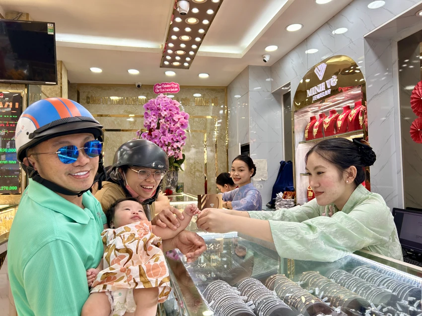 ngày vía thần tài,xếp hàng mua vàng,cần thơ