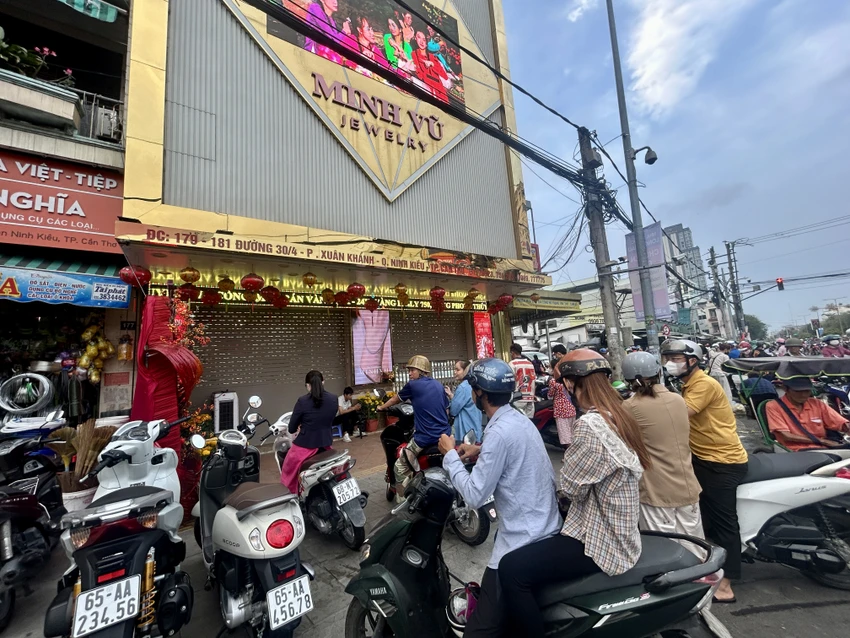 ngày vía thần tài,xếp hàng mua vàng,cần thơ