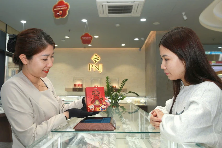 Khách hàng hào hứng với Bộ sưu tập Blindbox Vàng 99,99% Mã Tiến Đắc Lộc được giới thiệu theo hình thức “túi mù”.