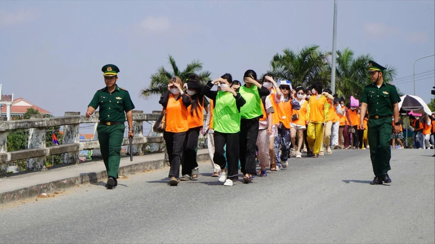 công dân Việt Nam,tiếp nhận,cửa khẩu dinh bà,đồng tháp,trung tâm lừa đảo,việc nhẹ lương cao
