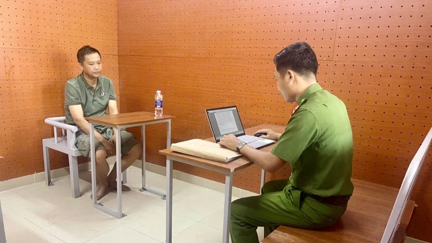 giả vờ giúp đỡ đổ xăng rồi giật tài sản của nữ sinh viên ở Cần Thơ