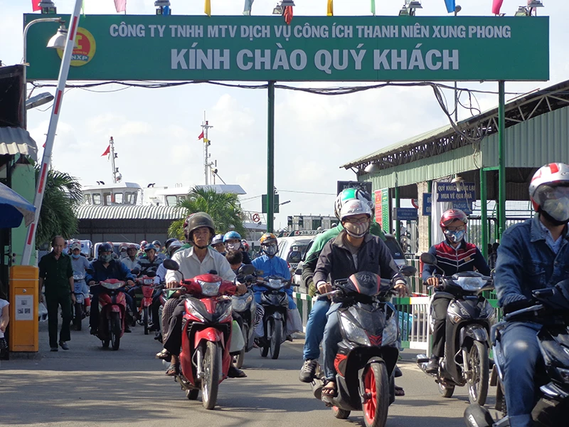 Phà Cát Lái, phía quận 2, TP. HCM điểm bắt đầu của cầu Cát Lái