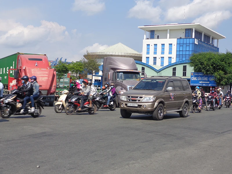 Cổng chính cảng Cát Lái trên đường Nguyễn Thị Định luôn quá tải kẹt xe