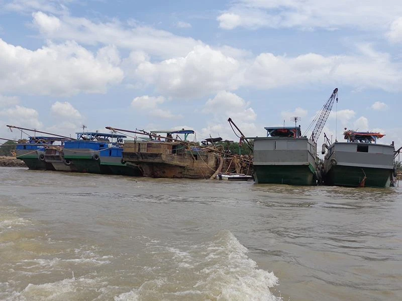 Không có chuyện sàng rửa chỉ lấy cát sạch ảnh 1 6/8 phương tiện hợp pháp bị C67 tạm giữ gần cảng Phú Hữu, quận 9