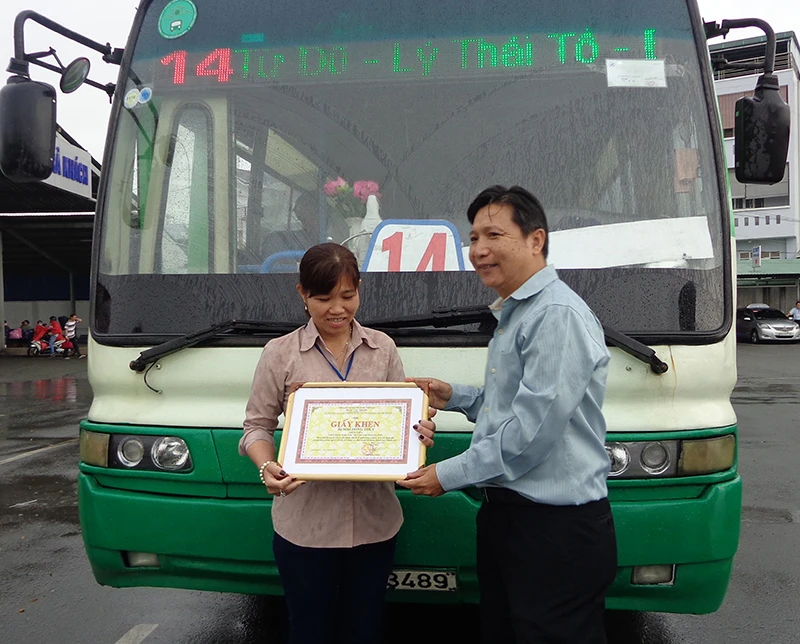 Trao bằng khen cho hai nhân viên xe buýt tử tế ảnh 2 Trao bằng khen cho hai nhân viên xe buýt tử tế ảnh 2