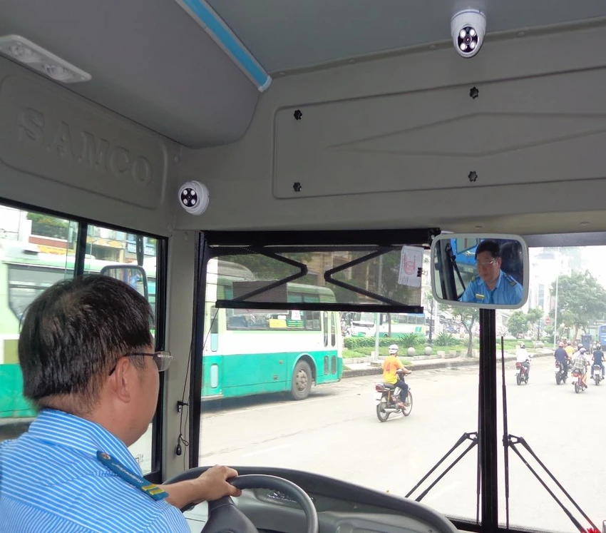 Năm 2017, TP.HCM sẽ quẹt thẻ để đi xe buýt ảnh 4 camera trên xe