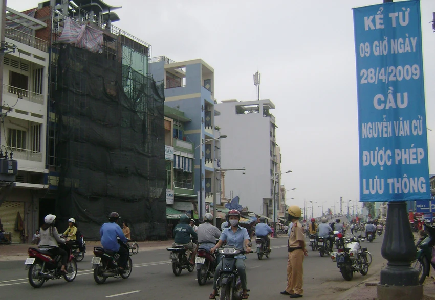 Ngày 24-11, làm hai nhánh lên xuống cầu Nguyễn Văn Cừ ảnh 2 Ngày 24-11, làm hai nhánh lên xuống cầu Nguyễn Văn Cừ ảnh 2