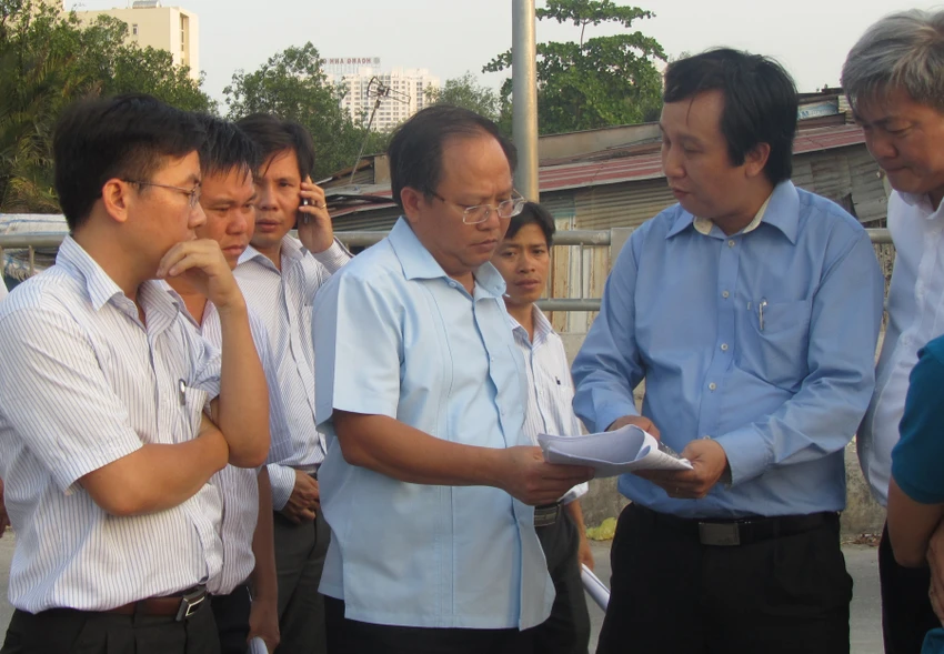 Hồi hộp qua cầu sắt cũ, chờ sập ảnh 6 Hồi hộp qua cầu sắt cũ, chờ sập ảnh 6