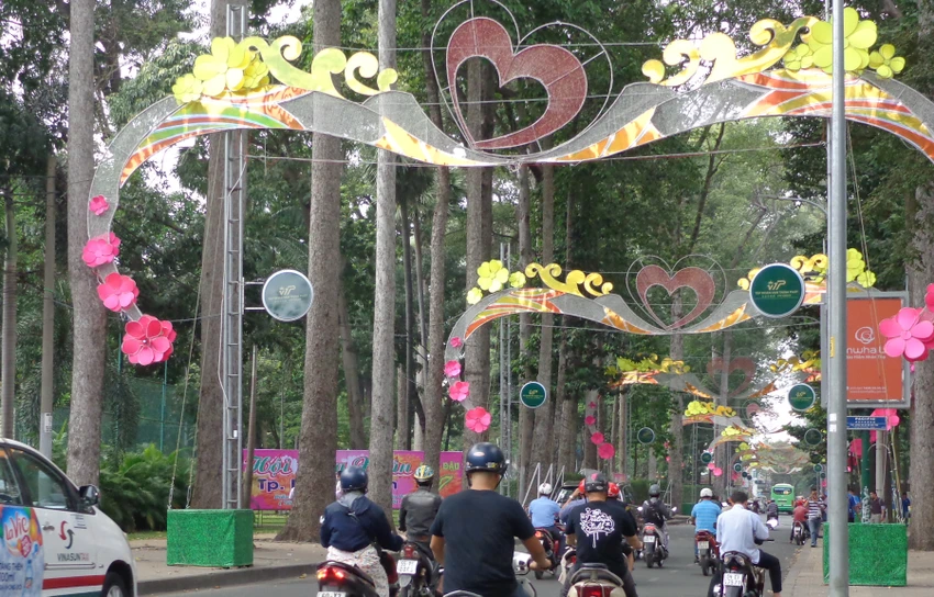 Bắt đầu lắp dựng khu Hội Hoa Xuân 2017 ảnh 1