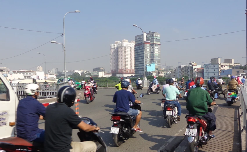 Phân luồng, đẩy kẹt xe từ trên mặt xuống chân cầu chữ Y ảnh 7