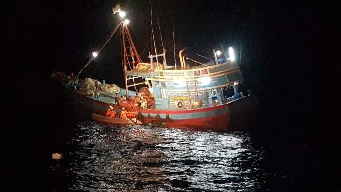 Đánh bắt cá trên biển về đêm. Ảnh minh họa Đánh bắt cá trên biển về đêm. Ảnh minh họa