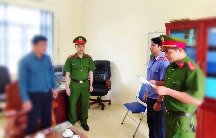 Cơ quan CSĐT đọc quyết khởi tố vụ án, khởi tố bị can và bắt tạm giam B.C.T. Ảnh: CACC Cơ quan CSĐT đọc quyết khởi tố vụ án, khởi tố bị can và bắt tạm giam B.C.T. Ảnh: CACC