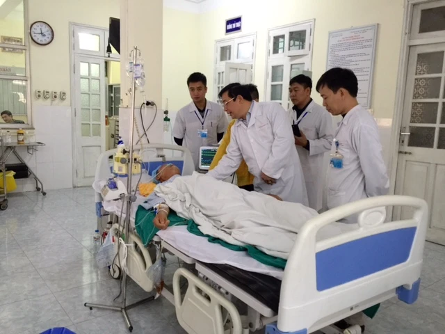 Bộ Y tế thăm bệnh nhân được mổ lấy panh sau 18,5 năm ảnh 1