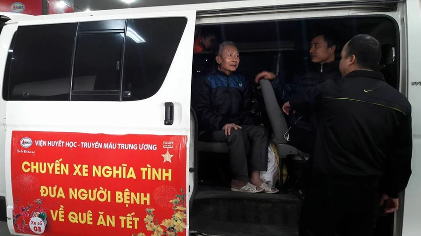 Chuyến xe nghĩa tình chở bệnh nhân nghèo về quê ăn Tết ảnh 2 Chuyến xe nghĩa tình chở bệnh nhân nghèo về quê ăn Tết ảnh 2
