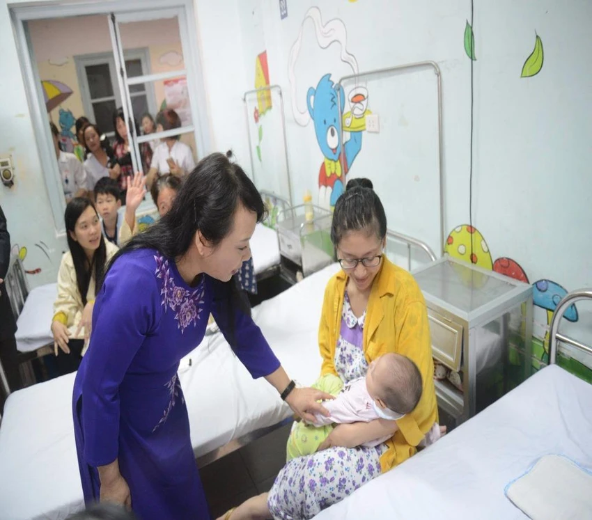Mệt mỏi chờ khám ở BV Xanh Pôn ảnh 2 nguyễn thị kim tiến