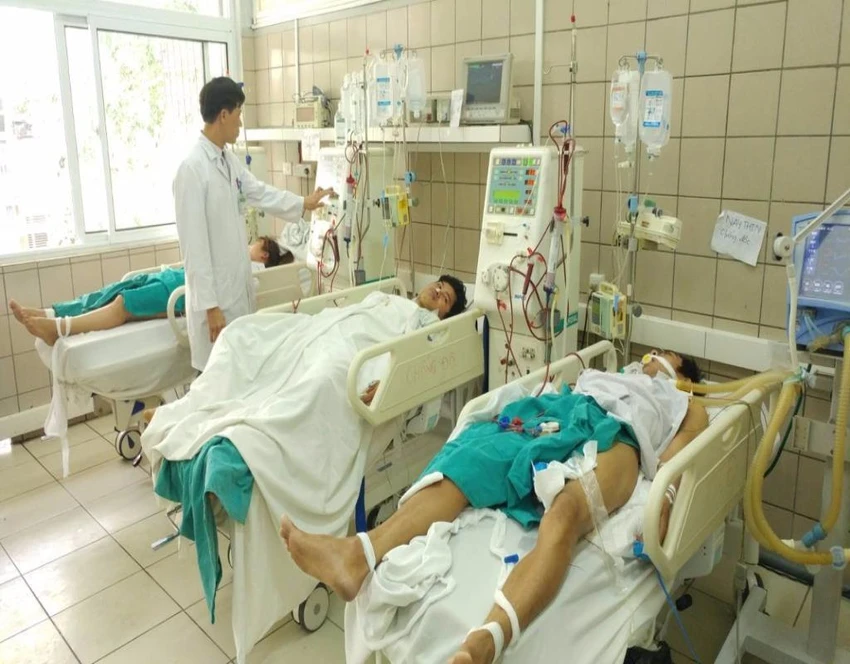 Các bệnh nhân đang được cấp cứu tại Trung tâm chống độc chiều 10-3.