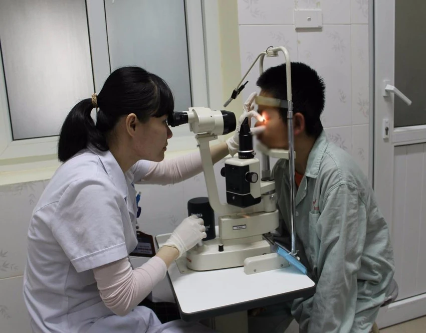 BS bệnh viện E đang khám mắt cho bệnh nhân
