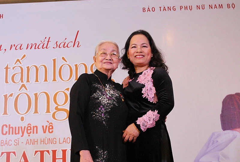 Ra mắt sách viết về người đầu tàu của BV Từ Dũ ảnh 1 Ra mắt sách viết về người đầu tàu của BV Từ Dũ ảnh 1