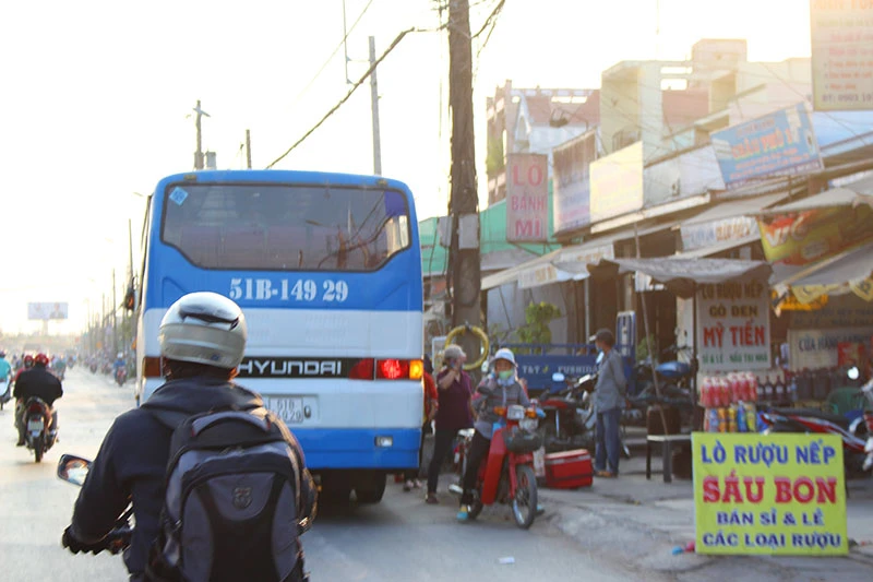 'Hung thần' chở công nhân tung hoành trên quốc lộ 1A ảnh 4 'Hung thần' chở công nhân tung hoành trên quốc lộ 1A ảnh 4