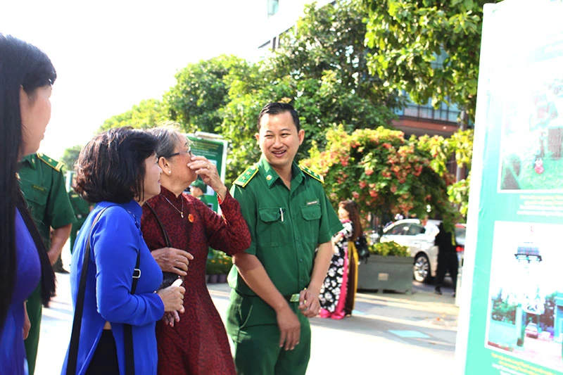 Khai mạc triển lãm ảnh về Thanh niên xung phong TP ảnh 2 Khai mạc triển lãm ảnh về Thanh niên xung phong TP ảnh 2