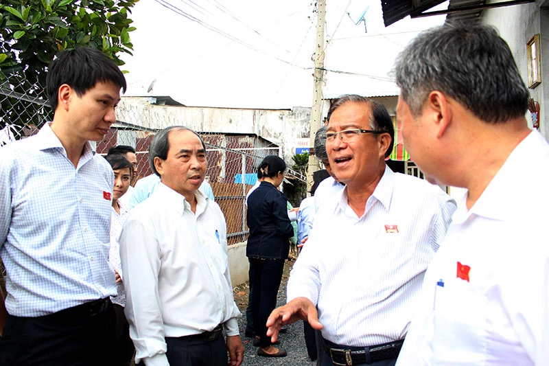 Người dân lo lắng trước tình trạng nước sạch bỗng có màu, có mùi ảnh 1 Ban Đô thị HĐND TP.HCM giám sát nước sạch tại quận 12