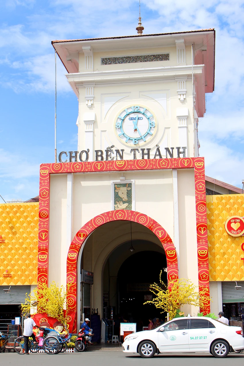 Gỡ bỏ trái tim trang trí ở cổng chợ Bến Thành ảnh 3 Gỡ bỏ trái tim trang trí ở cổng chợ Bến Thành ảnh 3