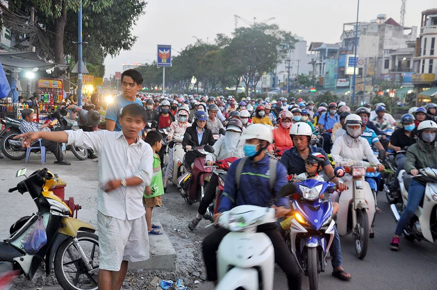 Vụ kẹt xe ở An Sương do lô cốt: Sẽ phân luồng từ xa ảnh 3