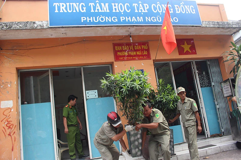 Phường Phạm Ngũ Lão dỡ bậc thềm trụ sở bảo vệ dân phố ảnh 1
