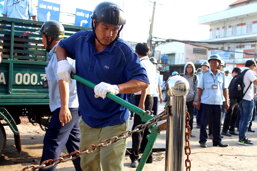 Bình Tân dỡ hàng rào lấn chiếm của Thế giới di động ảnh 3 Bình Tân dỡ hàng rào lấn chiếm của Thế giới di động ảnh 3