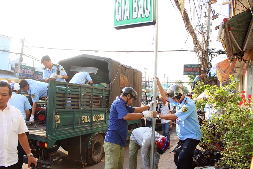 Bình Tân dỡ hàng rào lấn chiếm của Thế giới di động ảnh 11 Bình Tân dỡ hàng rào lấn chiếm của Thế giới di động ảnh 11