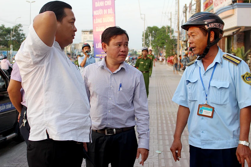 Bình Tân dỡ hàng rào lấn chiếm của Thế giới di động ảnh 7 Bình Tân dỡ hàng rào lấn chiếm của Thế giới di động ảnh 7