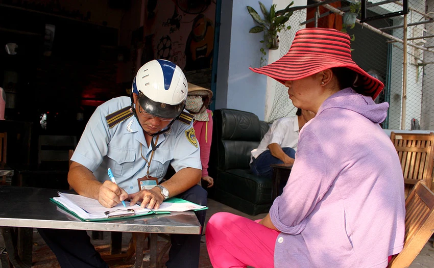 Nữ chủ tịch phường Bình Trị Đông B xăn tay dẹp vỉa hè ảnh 9 Nữ chủ tịch phường Bình Trị Đông B xăn tay dẹp vỉa hè ảnh 9