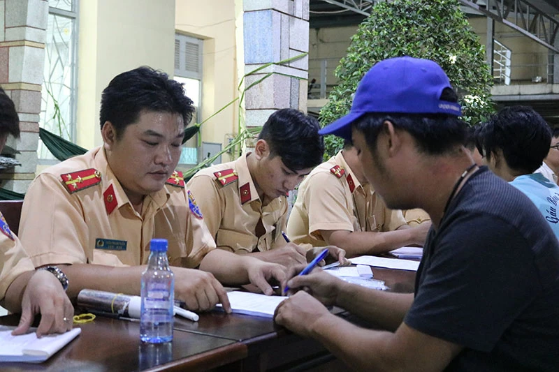 CSGT căng mình xử lý nhiều xe ba gác chở người cổ vũ ảnh 5