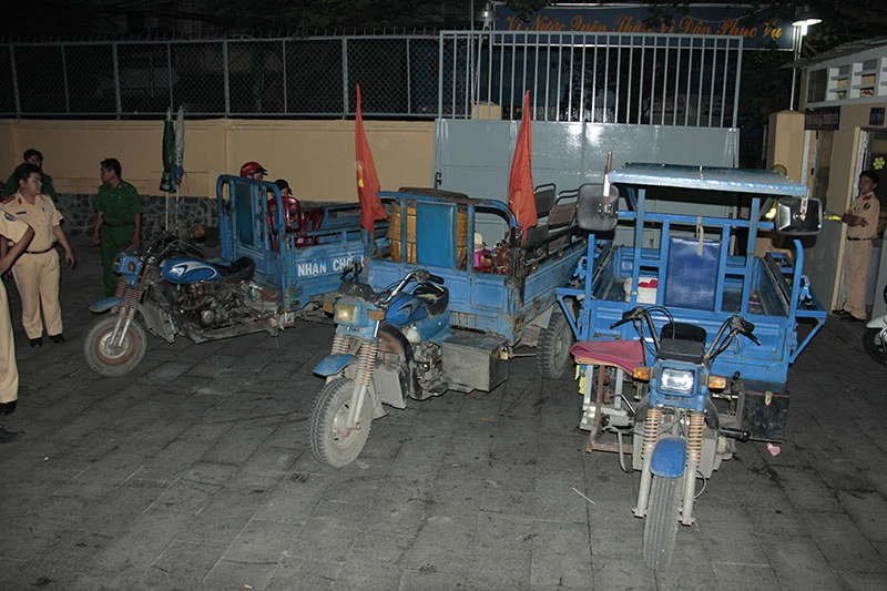 CSGT căng mình xử lý nhiều xe ba gác chở người cổ vũ ảnh 3