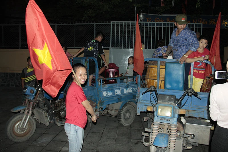 CSGT căng mình xử lý nhiều xe ba gác chở người cổ vũ ảnh 1