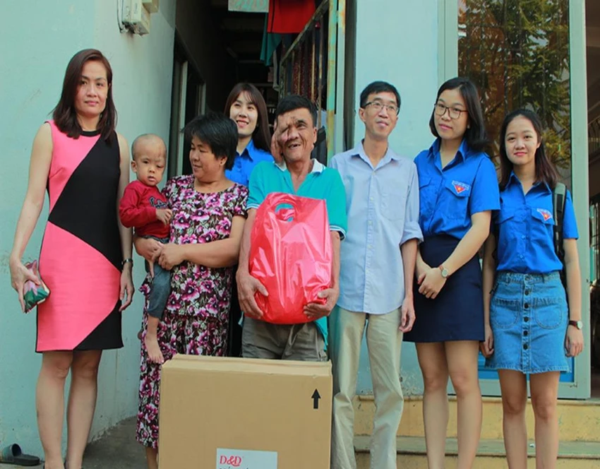Đại diện báo Pháp Luật TP.HCM trao một phần quà cho gia đình anh Tùng, chị Trinh trước thềm xuân Mậu Tuất.