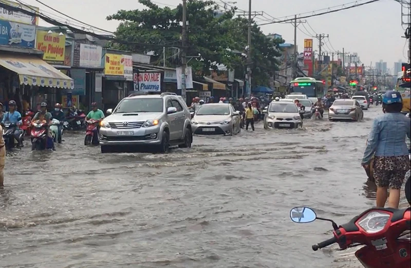 Xe chết máy, người dân bì bõm ở quốc lộ dù trời không mưa ảnh 1 Xe chết máy, người dân bì bõm ở quốc lộ dù trời không mưa ảnh 1