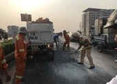 Xe tải vô danh thả đá sỏi tràn cầu vượt Quang Trung