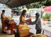 Nhận quà của CSGT cụ ông xúc động: 'Bà ơi có đồ hộp nè'