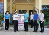 Phụ nữ ở Trường Sa may khẩu trang tặng chiến sĩ 