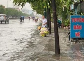CSGT dầm mình móc rác, điều tiết giao thông dưới mưa ở Thủ Đức