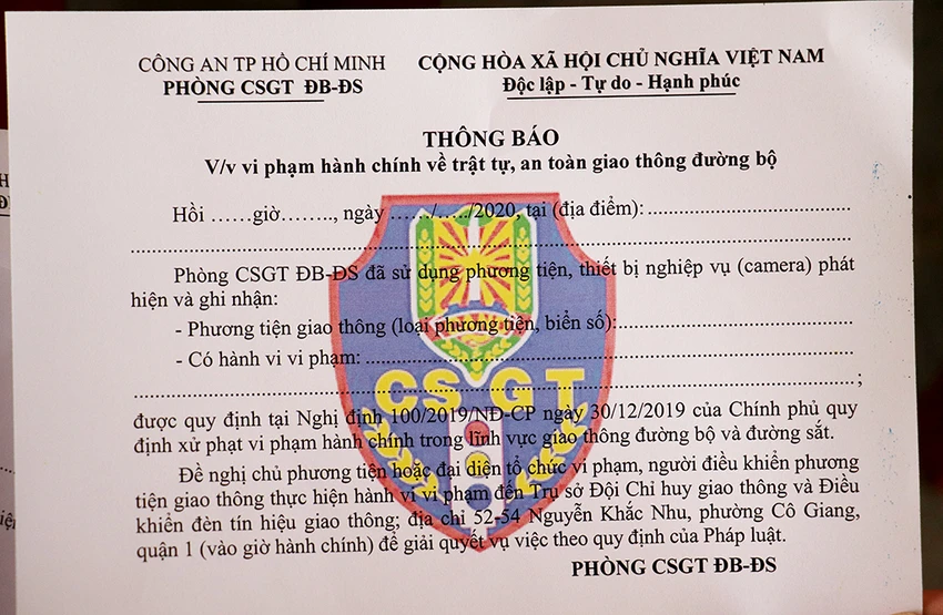 csgt-dan-thong-bao-tren-xe