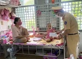 CSGT TP.HCM và Báo Pháp Luật TP tặng quà cho bệnh nhi ung bướu